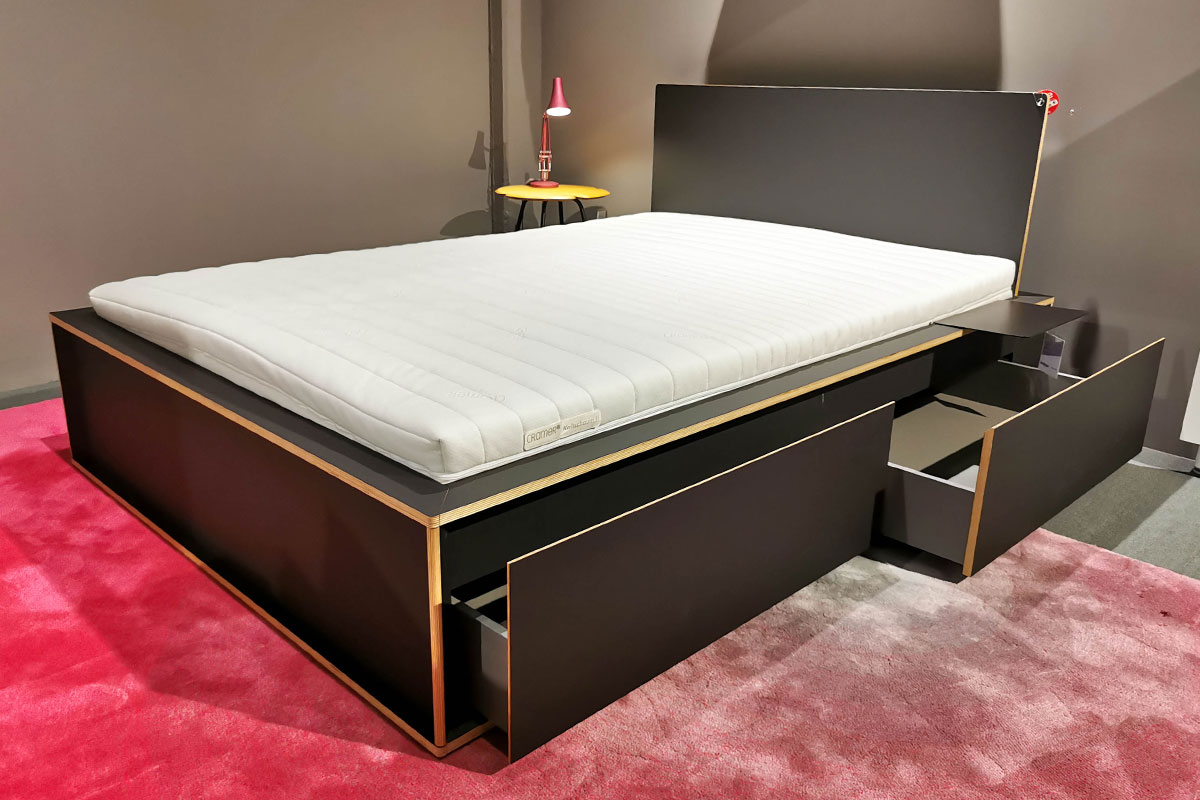 Bett Spaze inkl. Nachttischablage Spaze Add-On Table von Mller Mbelwerksttten